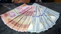 Nilai tukar rupiah melemah ke level 17.976 per dolar AS setelah kabar pengunduran diri Gubernur Bank Indonesia.