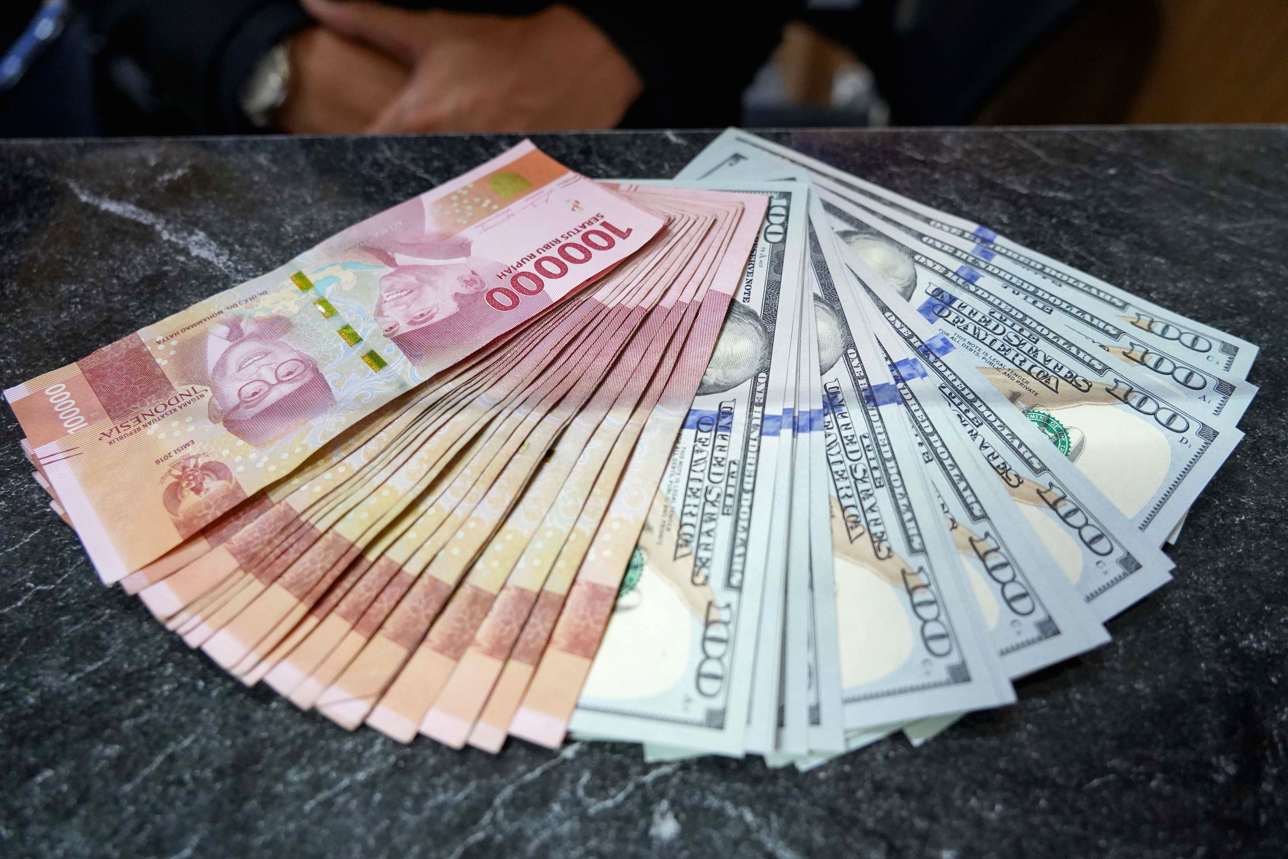 Nilai tukar rupiah melemah ke level 17.976 per dolar AS setelah kabar pengunduran diri Gubernur Bank Indonesia.
