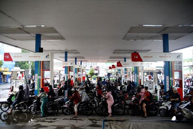 Antrean kendaraan di SPBU saat pengisian bahan bakar minyak di wilayah Sumatera