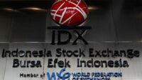 Gedung Bursa Efek Indonesia di Jakarta dengan latar belakang area perkantoran