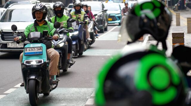 Seorang mitra pengemudi GrabBike sedang mengendarai sepeda motor di jalan raya Jakarta