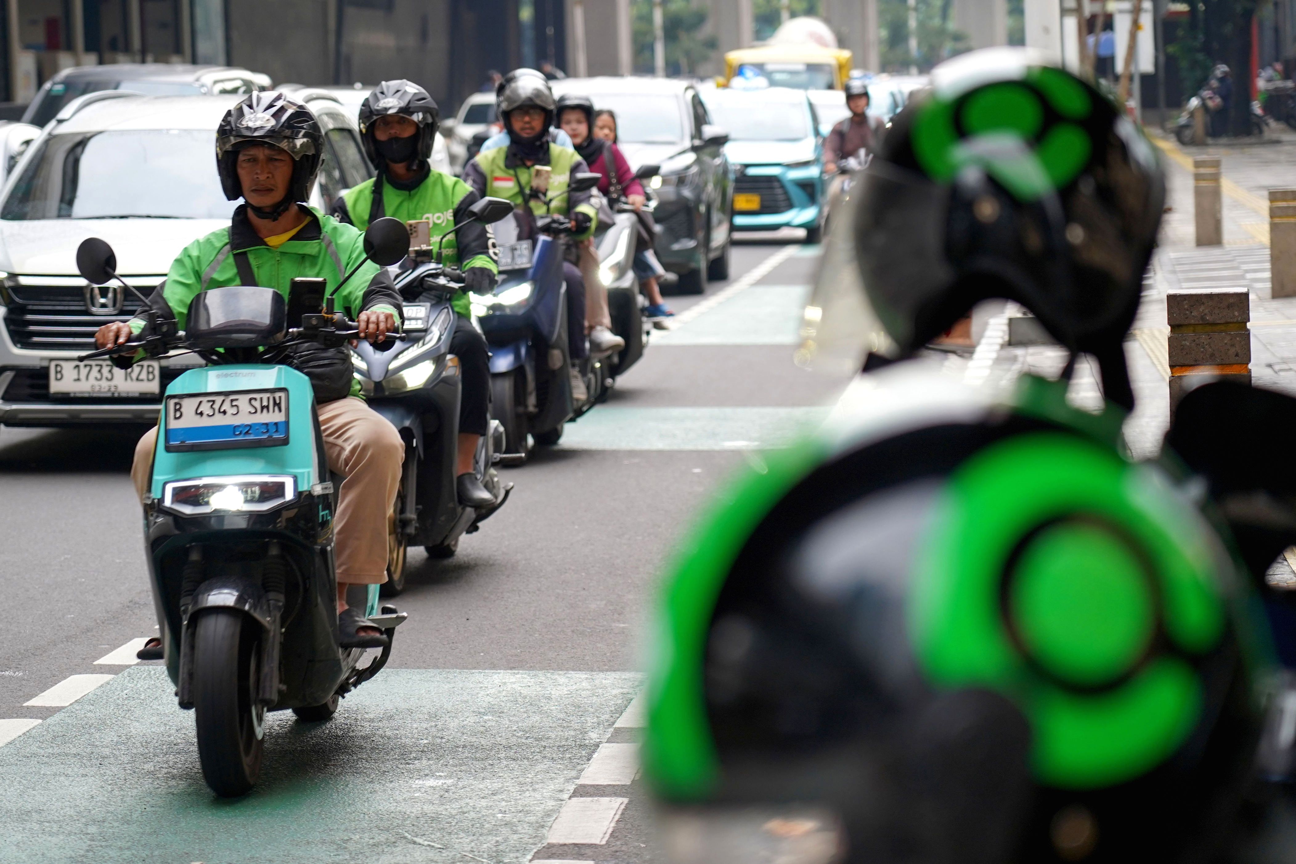 Seorang mitra pengemudi GrabBike sedang mengendarai sepeda motor di jalan raya Jakarta