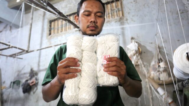Direktur Industri Tekstil, Kulit, dan Alas Kaki Kemenperin, Rizky Aditya Wijaya, memberikan keterangan terkait PHK industri TPT.