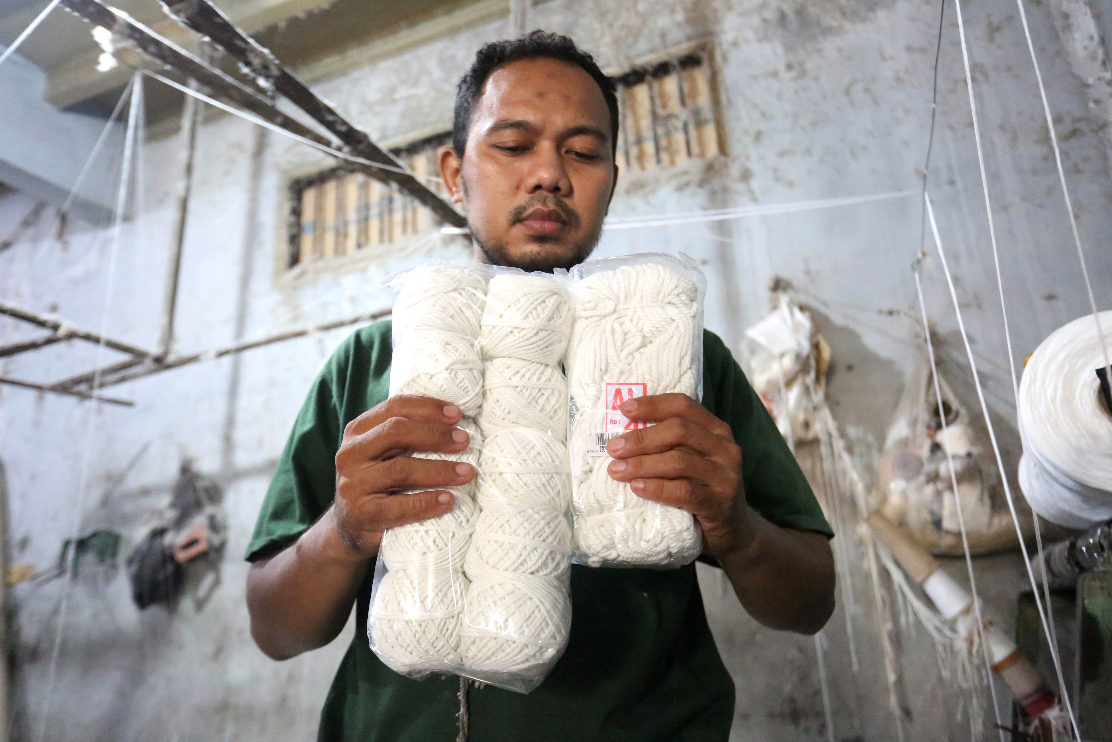 Direktur Industri Tekstil, Kulit, dan Alas Kaki Kemenperin, Rizky Aditya Wijaya, memberikan keterangan terkait PHK industri TPT.