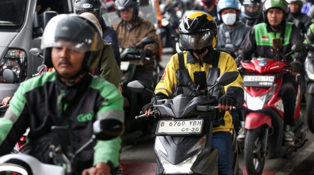 Sejumlah pengemudi ojek online sedang menunggu penumpang di pinggir jalan Jakarta.