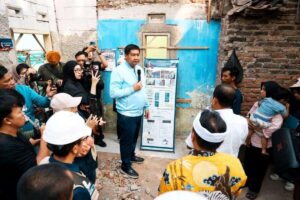 Menteri Perumahan dan Kawasan Permukiman (PKP) Maruarar Sirait meninjau langsung progres pembangunan rumah penerima bantuan Program Bantuan Stimulan Perumahan Swadaya (BSPS) di Kelurahan Kota Kulon, Kabupaten Sumedang, Jawa Barat. Foto: Humas Kemen PKP