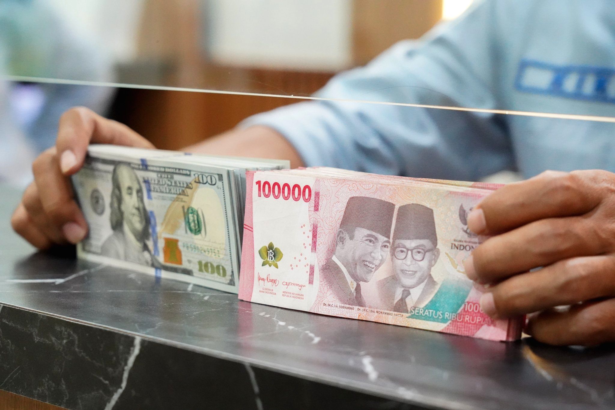 Tampilan layar grafik pergerakan nilai tukar mata uang Rupiah terhadap Dolar Amerika Serikat