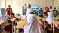 Sekretaris Kabinet Teddy Indra Wijaya memberikan keterangan terkait operasional Sekolah Rakyat di Indonesia