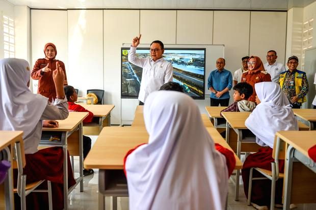 Sekretaris Kabinet Teddy Indra Wijaya memberikan keterangan terkait operasional Sekolah Rakyat di Indonesia