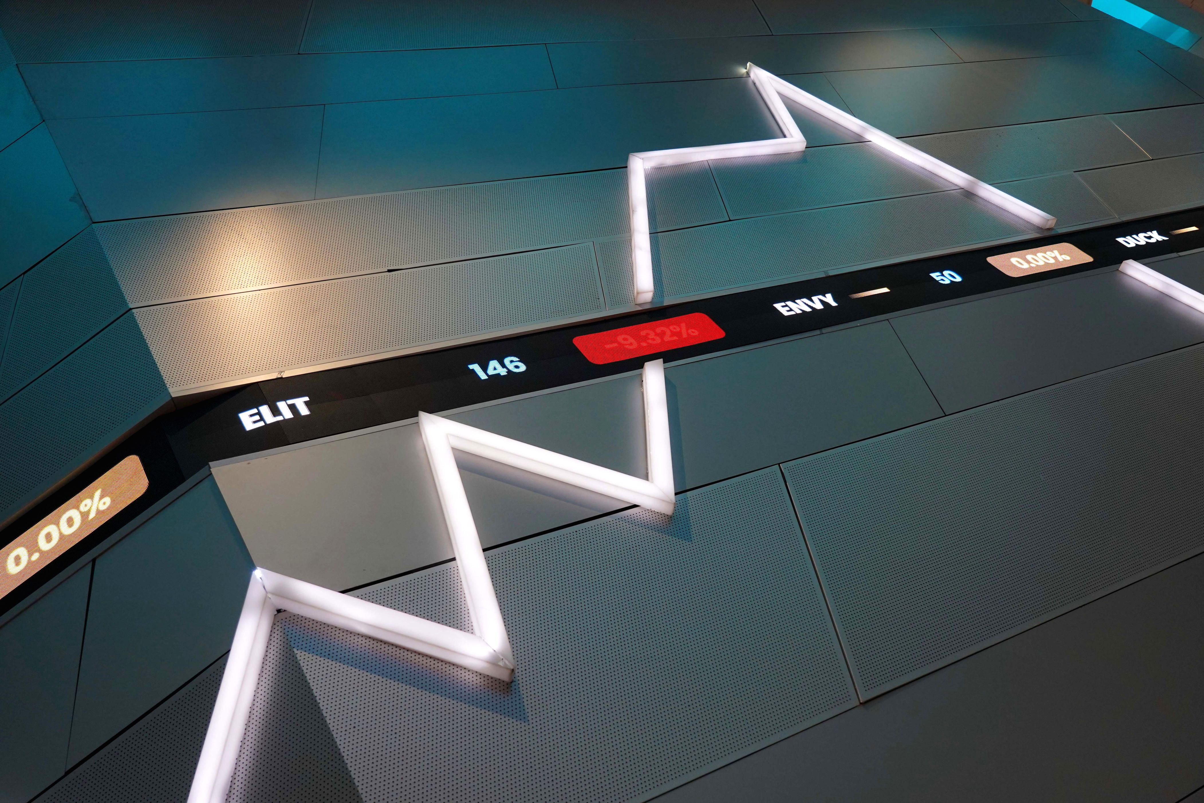 Grafik pergerakan Indeks Harga Saham Gabungan di layar monitor bursa efek