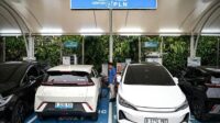 1ce3db4c1df324338f91dc9ef35a8fa5.jpg Deretan mobil listrik yang terparkir di area pengisian daya di Jakarta