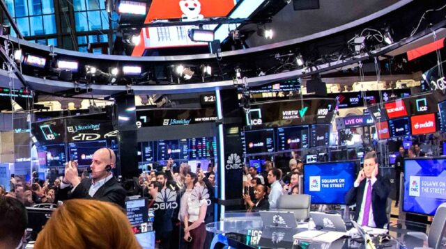 Gedung Bursa Efek New York di Wall Street saat aktivitas perdagangan berlangsung