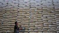 Tumpukan karung beras SPHP di gudang Bulog setelah pemerintah menyetujui kenaikan margin menjadi tujuh persen.