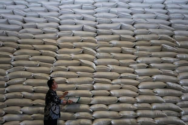 Tumpukan karung beras SPHP di gudang Bulog setelah pemerintah menyetujui kenaikan margin menjadi tujuh persen.