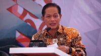 Menteri Lingkungan Hidup Jumhur Hidayat saat memberikan keterangan resmi terkait larangan pembakaran lahan.