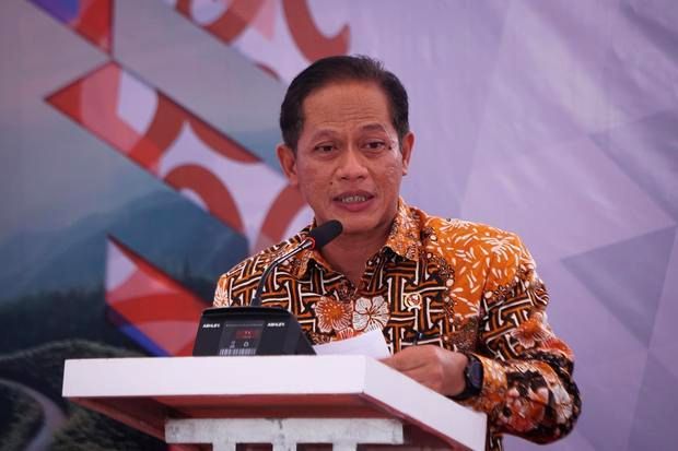 Menteri Lingkungan Hidup Jumhur Hidayat saat memberikan keterangan resmi terkait larangan pembakaran lahan.