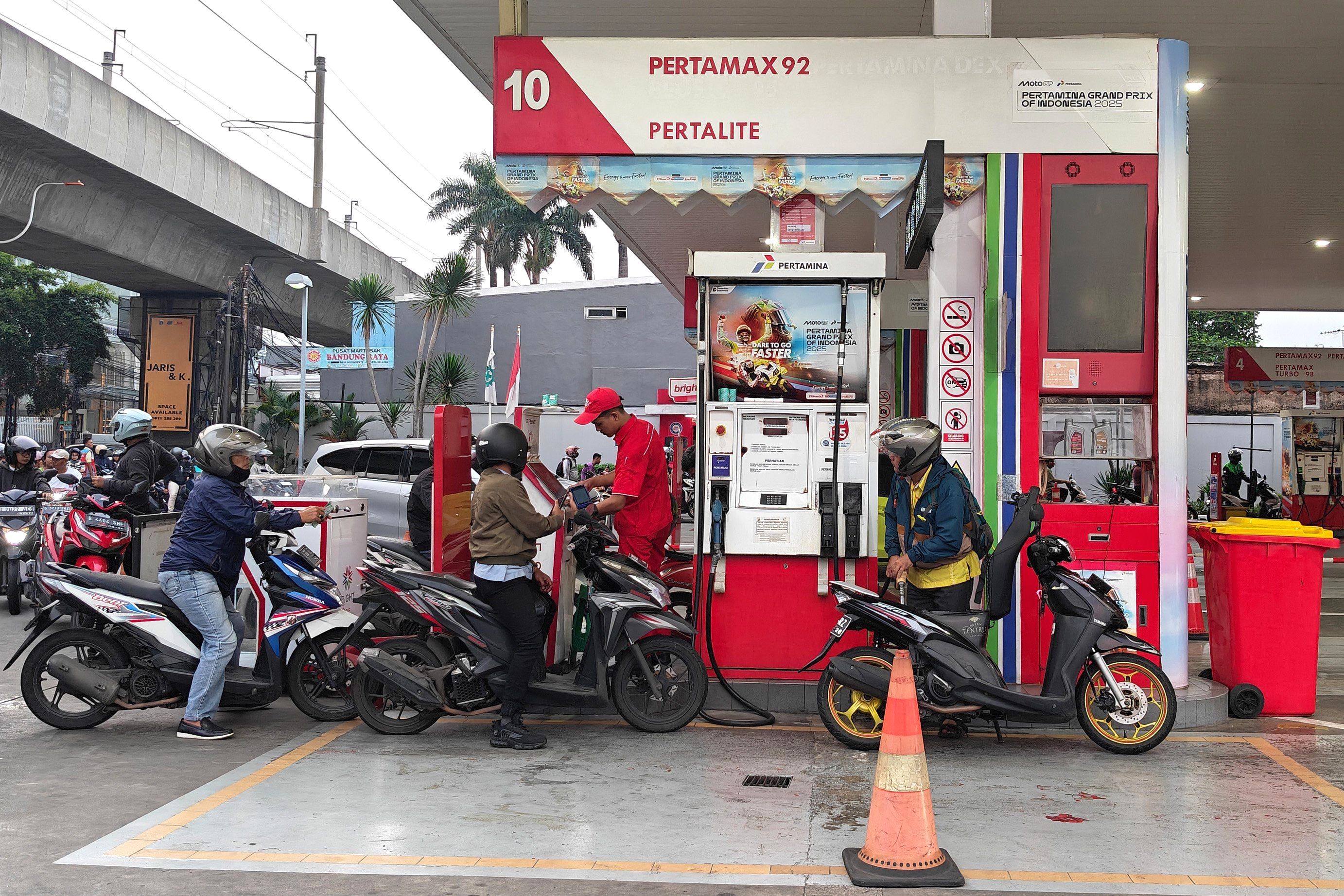 SPBU Pertamina yang melayani pengisian bahan bakar minyak jenis Pertamax di Jakarta.