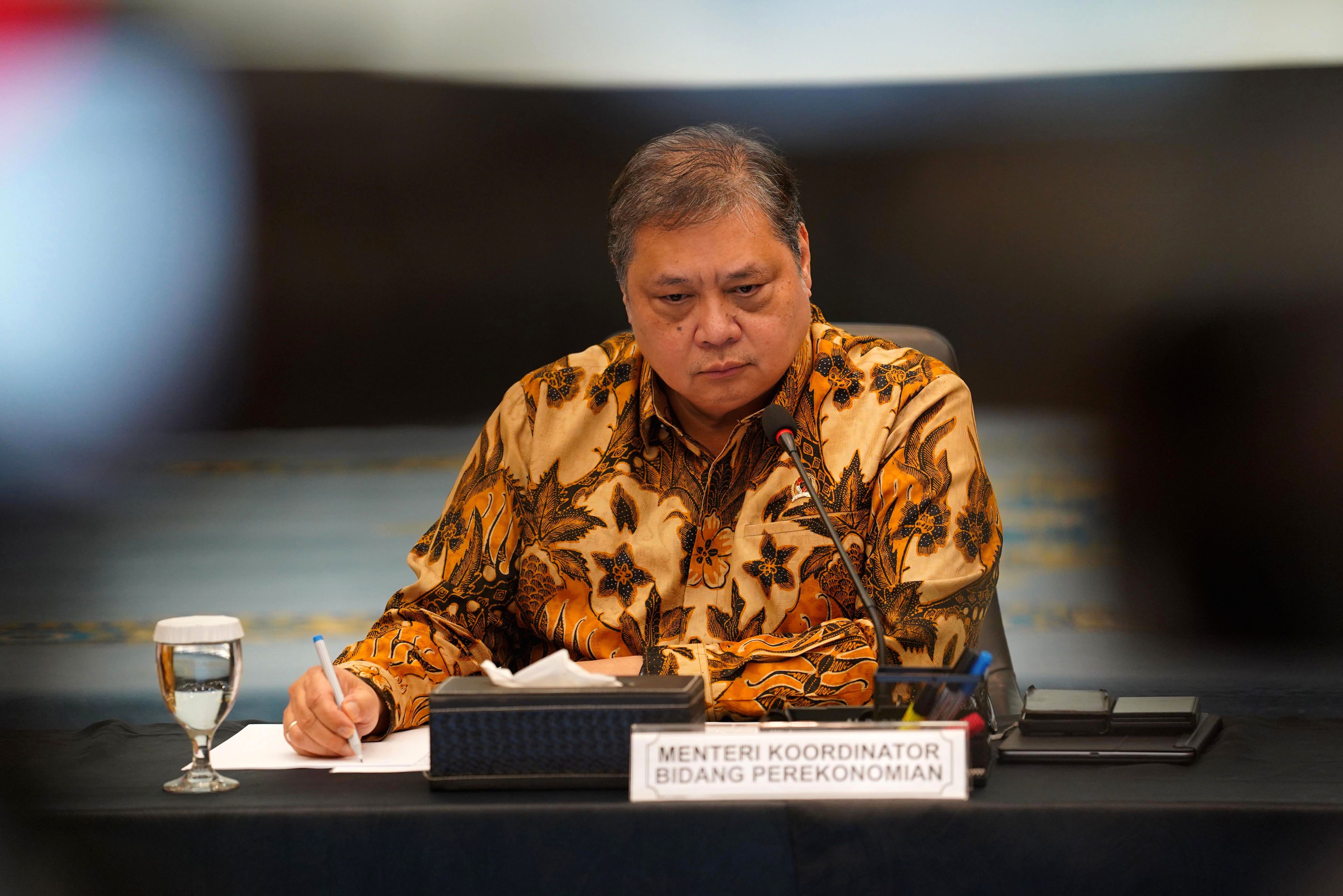 Menko Perekonomian Airlangga Hartarto memberikan keterangan pers terkait target pertumbuhan ekonomi nasional