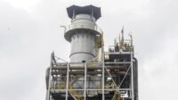 Kilang minyak dan pipa penyalur energi dalam kondisi operasional