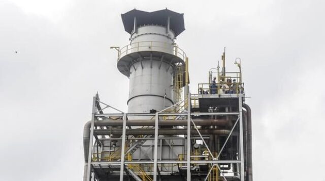 Kilang minyak dan pipa penyalur energi dalam kondisi operasional