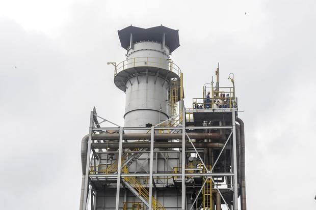 Kilang minyak dan pipa penyalur energi dalam kondisi operasional