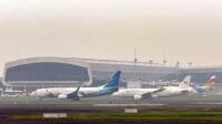 Pesawat komersial sedang bersiap lepas landas di landasan pacu bandara