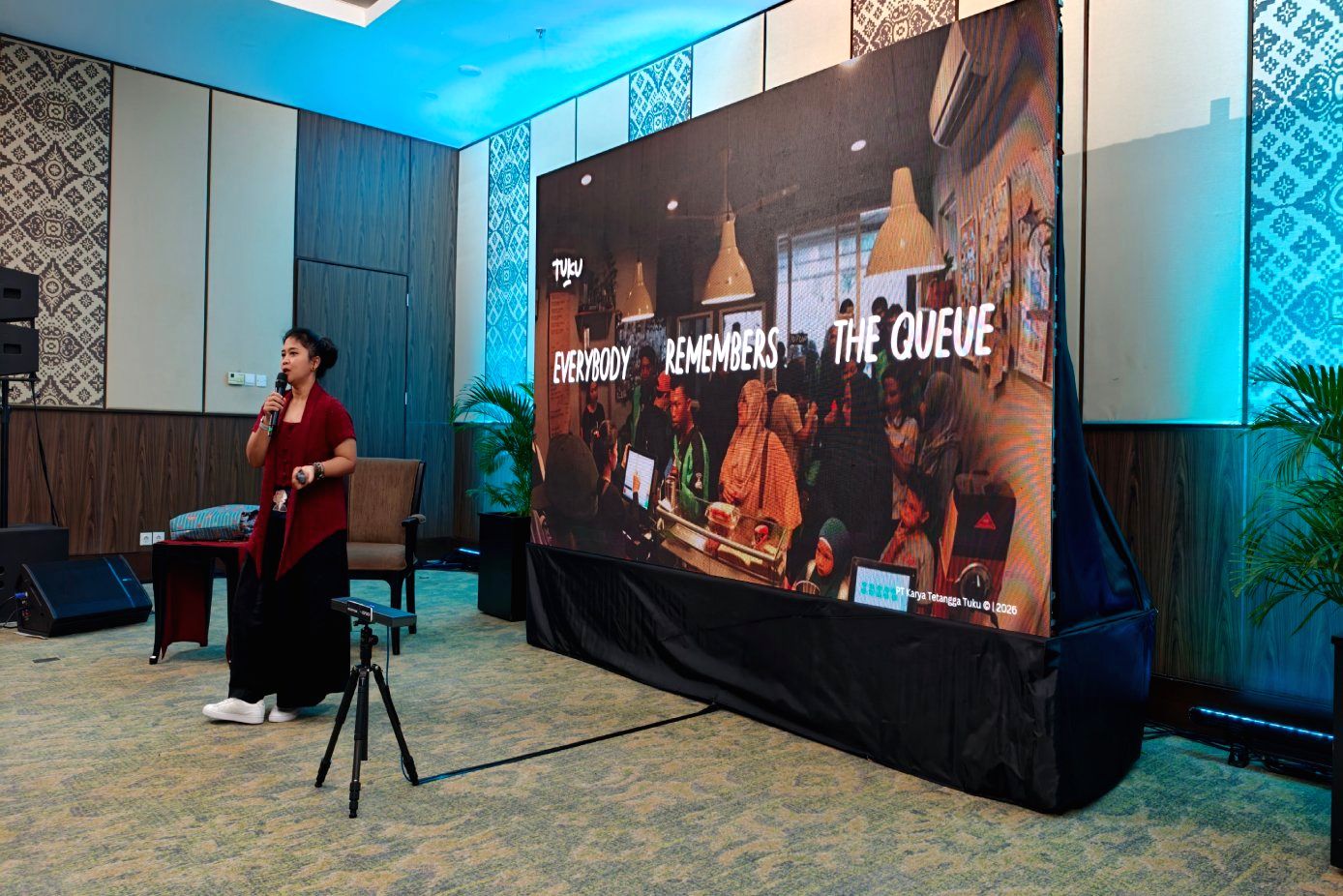 3d067027052c71a334368350fb9f6657.jpg Global Expansion Director TUKU, Adisti Ikayanti, memberikan penjelasan mengenai strategi ekspansi bisnis perusahaan.
