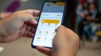 3d7c44eeff6637c69463325669af5fc2.jpg Logo Bank Jago ditampilkan dengan latar belakang konsep investasi emas digital
