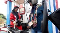 3e5ad7edc185c3f40147daa756d06f95.jpg Menteri Koordinator Bidang Perekonomian Airlangga Hartarto memberikan keterangan pers terkait stabilitas harga BBM.