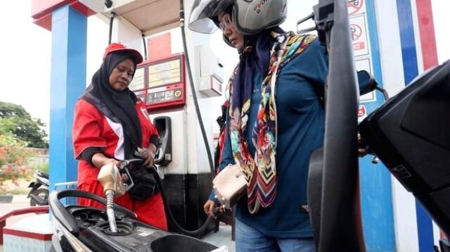 Menteri Koordinator Bidang Perekonomian Airlangga Hartarto memberikan keterangan pers terkait stabilitas harga BBM.