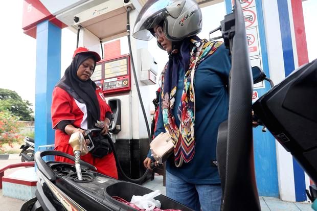 Menteri Koordinator Bidang Perekonomian Airlangga Hartarto memberikan keterangan pers terkait stabilitas harga BBM.