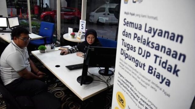 Gedung Direktorat Jenderal Pajak di Jakarta saat siang hari.