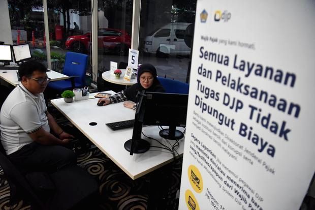 Gedung Direktorat Jenderal Pajak di Jakarta saat siang hari.