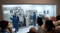 Suasana area produksi di dalam sebuah pabrik manufaktur berskala besar di Indonesia
