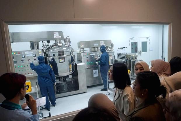 Suasana area produksi di dalam sebuah pabrik manufaktur berskala besar di Indonesia