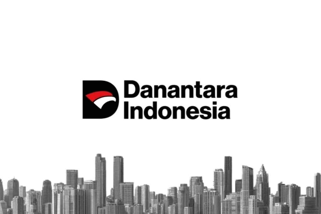 Gedung Bursa Efek Indonesia di Jakarta dengan latar belakang area perkantoran