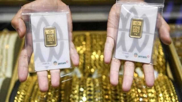 Kepingan emas batangan produksi PT Aneka Tambang Tbk atau Antam