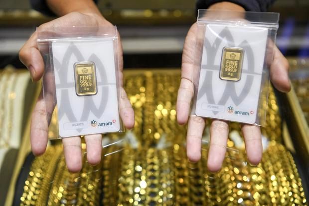 Kepingan emas batangan produksi PT Aneka Tambang Tbk atau Antam