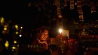 Petugas teknisi sedang melakukan pemeriksaan dan pemeliharaan pada infrastruktur jaringan listrik di Kalimantan
