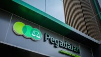 Kantor pusat PT Pegadaian dengan logo perusahaan yang terpampang jelas di bagian depan gedung.