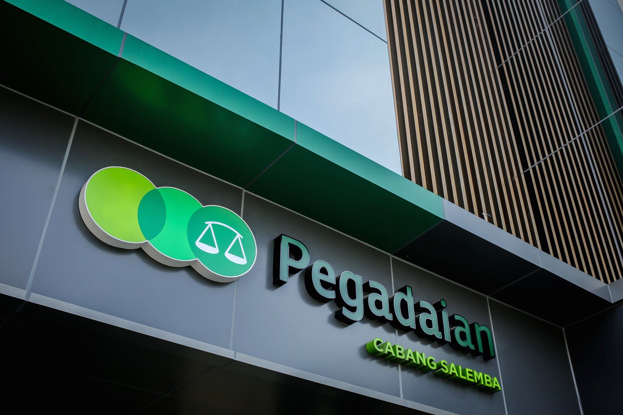 Kantor pusat PT Pegadaian dengan logo perusahaan yang terpampang jelas di bagian depan gedung.
