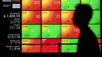 Grafik pergerakan Indeks Harga Saham Gabungan di layar monitor perdagangan saham