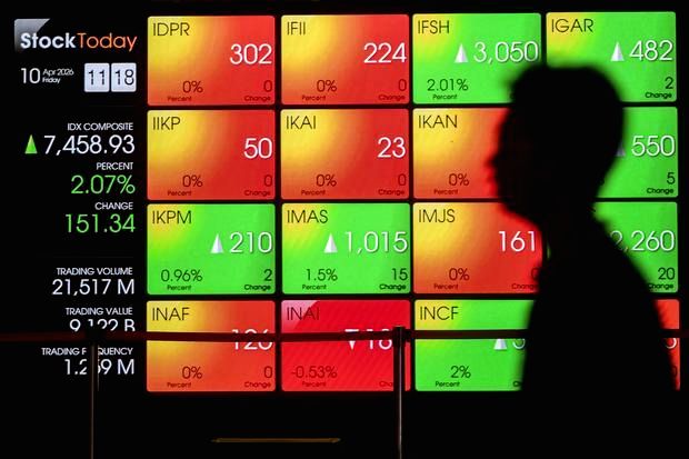 Grafik pergerakan Indeks Harga Saham Gabungan di layar monitor perdagangan saham