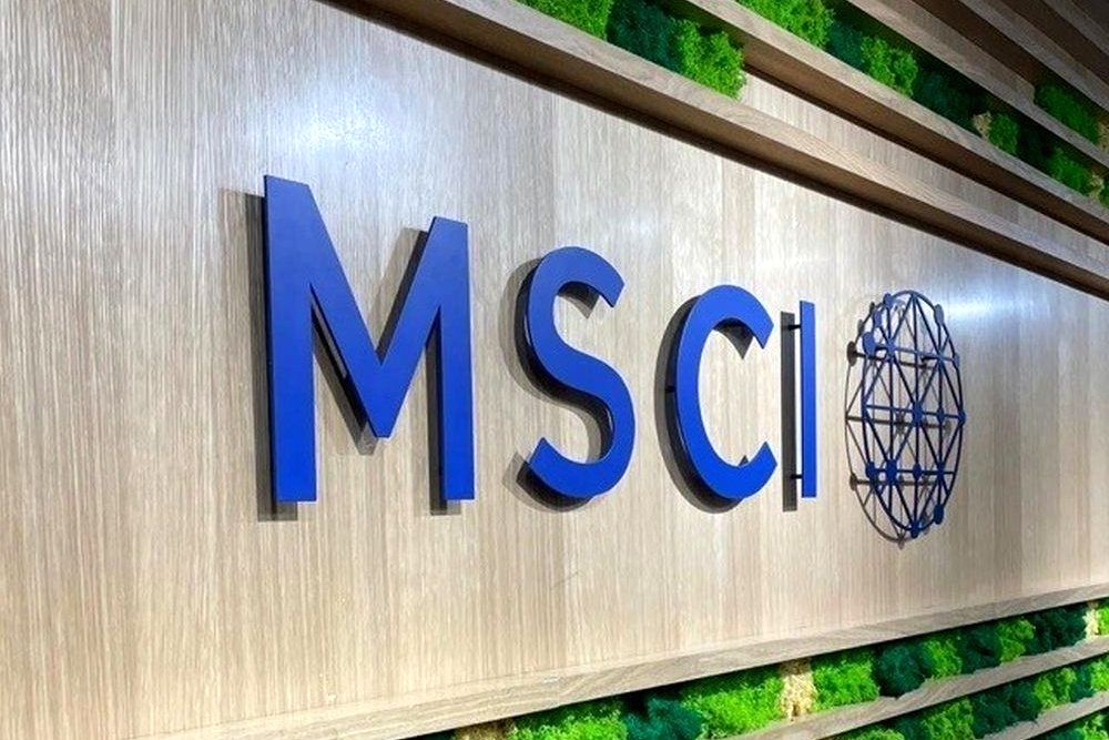 Logo MSCI dengan latar belakang grafik pasar keuangan global.