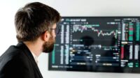 Layar monitor menampilkan pergerakan data saham di Bursa Efek Indonesia