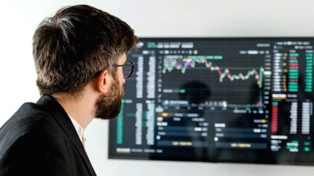 Layar monitor menampilkan pergerakan data saham di Bursa Efek Indonesia