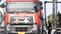 Mobil tangki yang mengalami kecelakaan di Jalan Trans Kalimantan, Satui, Tanah Bumbu.