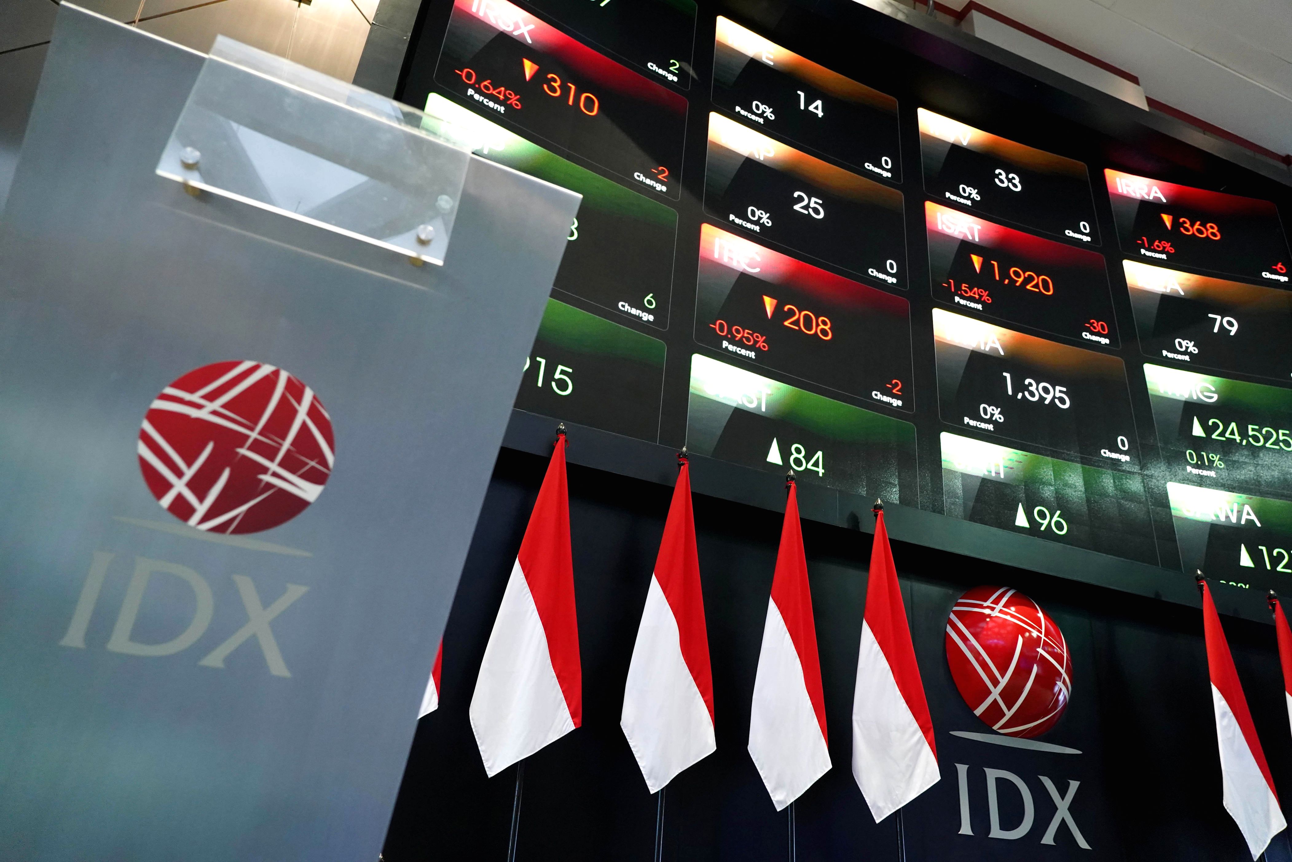 Grafik pergerakan Indeks Harga Saham Gabungan (IHSG) di layar monitor bursa efek