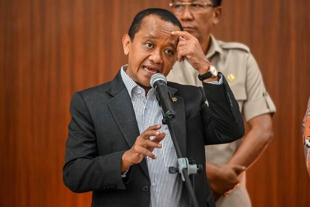 Menteri ESDM Bahlil Lahadalia memberikan keterangan terkait pemetaan kandungan logam tanah jarang untuk ekspor.