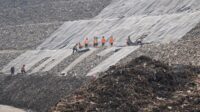 Menteri Lingkungan Hidup Jumhur Hidayat saat memberikan keterangan mengenai kebijakan pengelolaan sampah nasional.